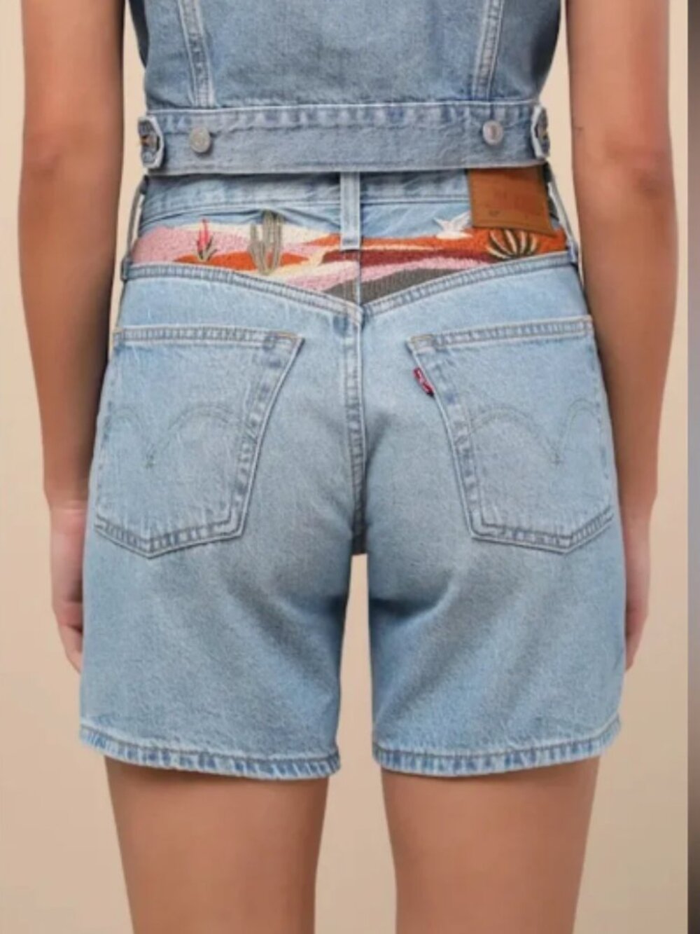 Levi’s (NWT) 501 Mid-Thigh Desert/Cactus/Western Embroidered Short, Size 25